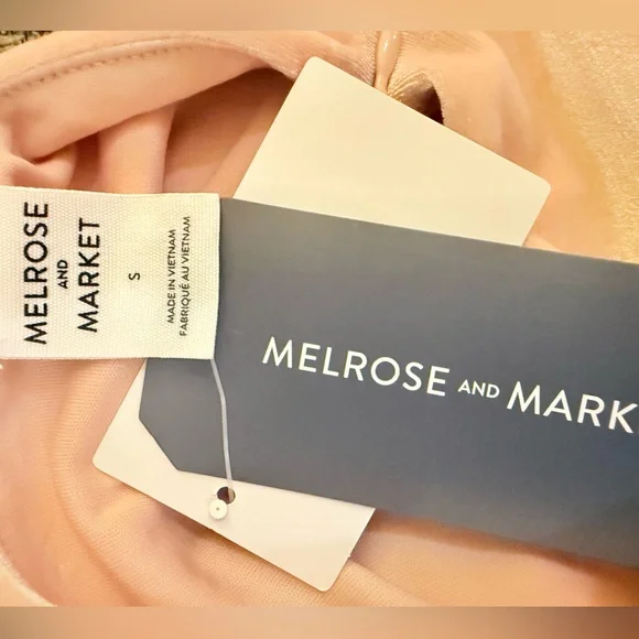 Elegant Sleeveless Peach 🍑 Top - Picture 3 of 3